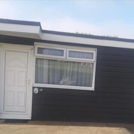 2 Bedroom Chalet Near The Beach Brading Extérieur photo