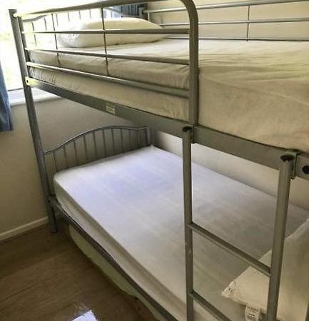2 Bedroom Chalet Near The Beach Brading Extérieur photo