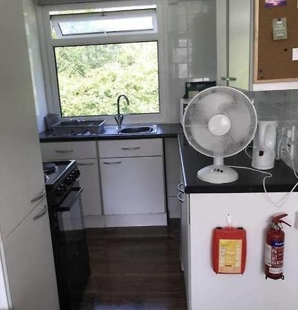 2 Bedroom Chalet Near The Beach Brading Extérieur photo