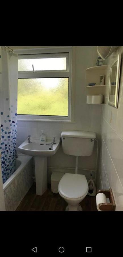 2 Bedroom Chalet Near The Beach Brading Extérieur photo