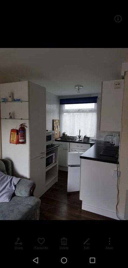2 Bedroom Chalet Near The Beach Brading Extérieur photo