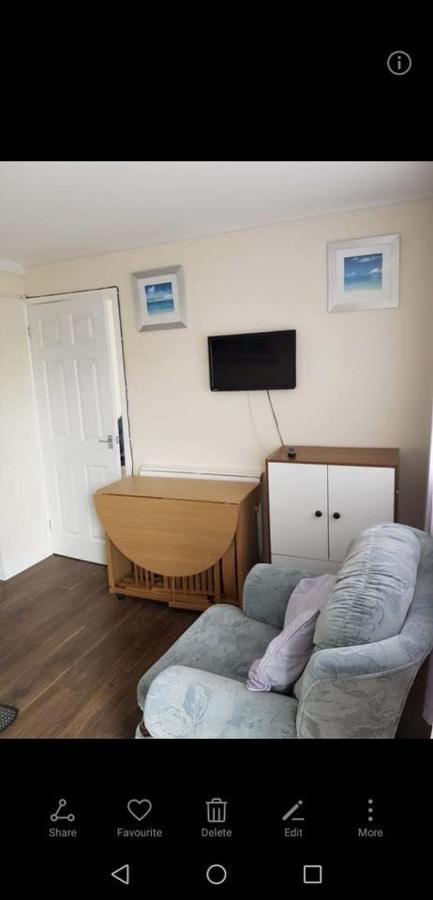 2 Bedroom Chalet Near The Beach Brading Extérieur photo