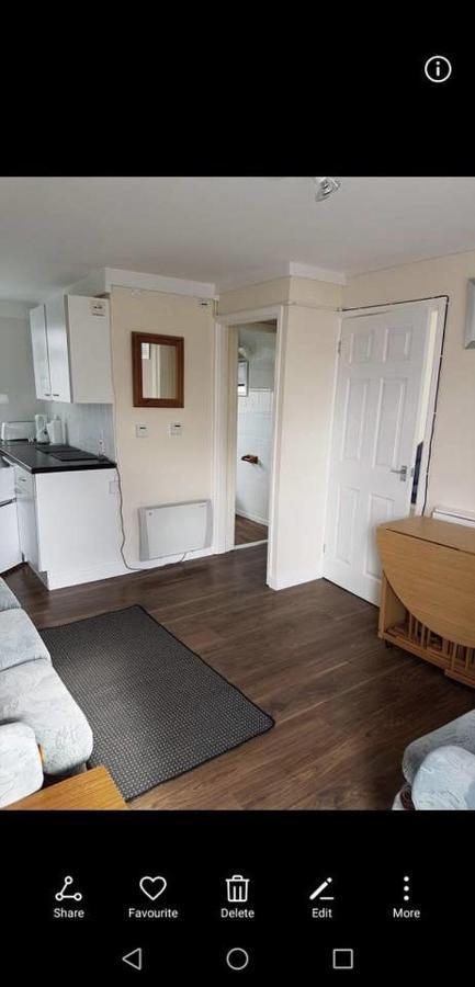 2 Bedroom Chalet Near The Beach Brading Extérieur photo
